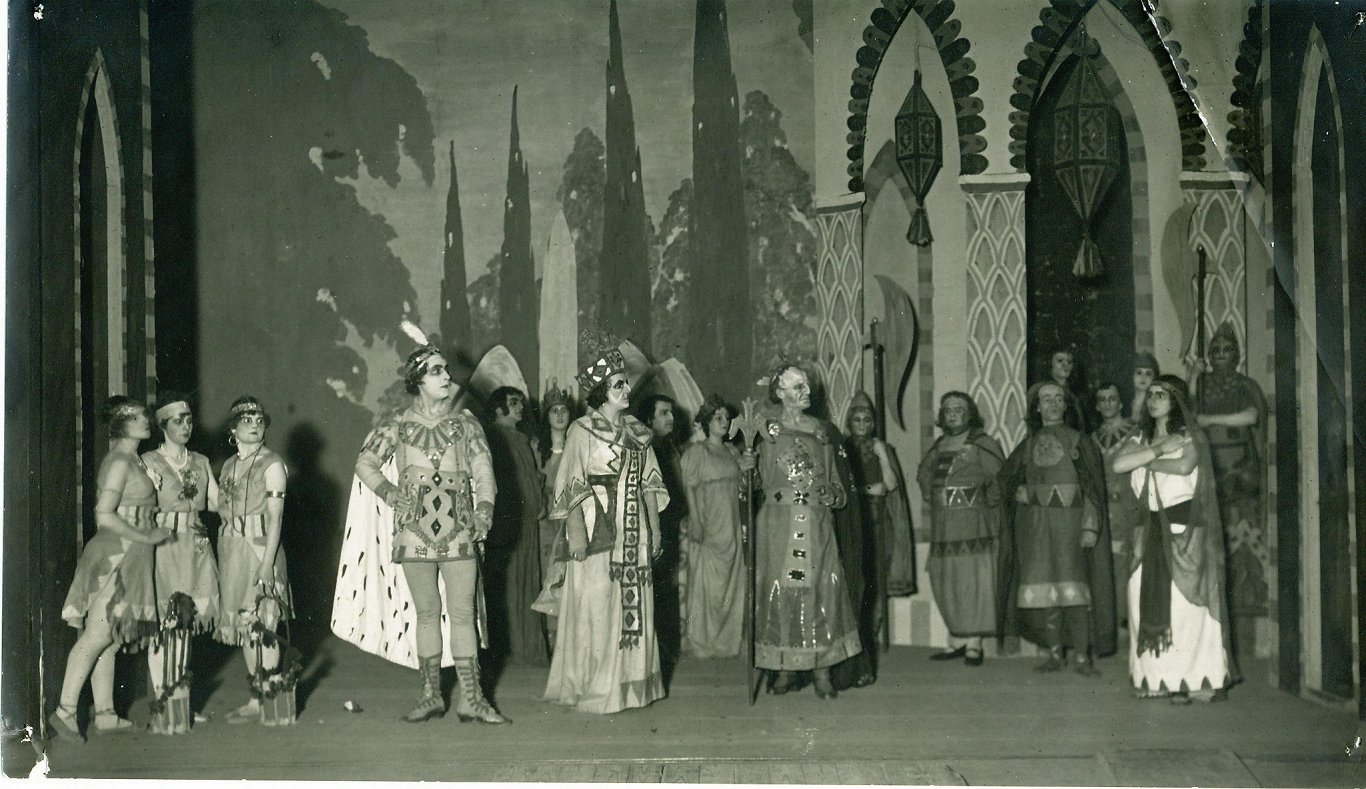 Aspazijas &quot;Sidraba šķidrauts&quot; Dailes teātrī (1921). Inscenētājs Eduards Smiļģis, scenogrāf...