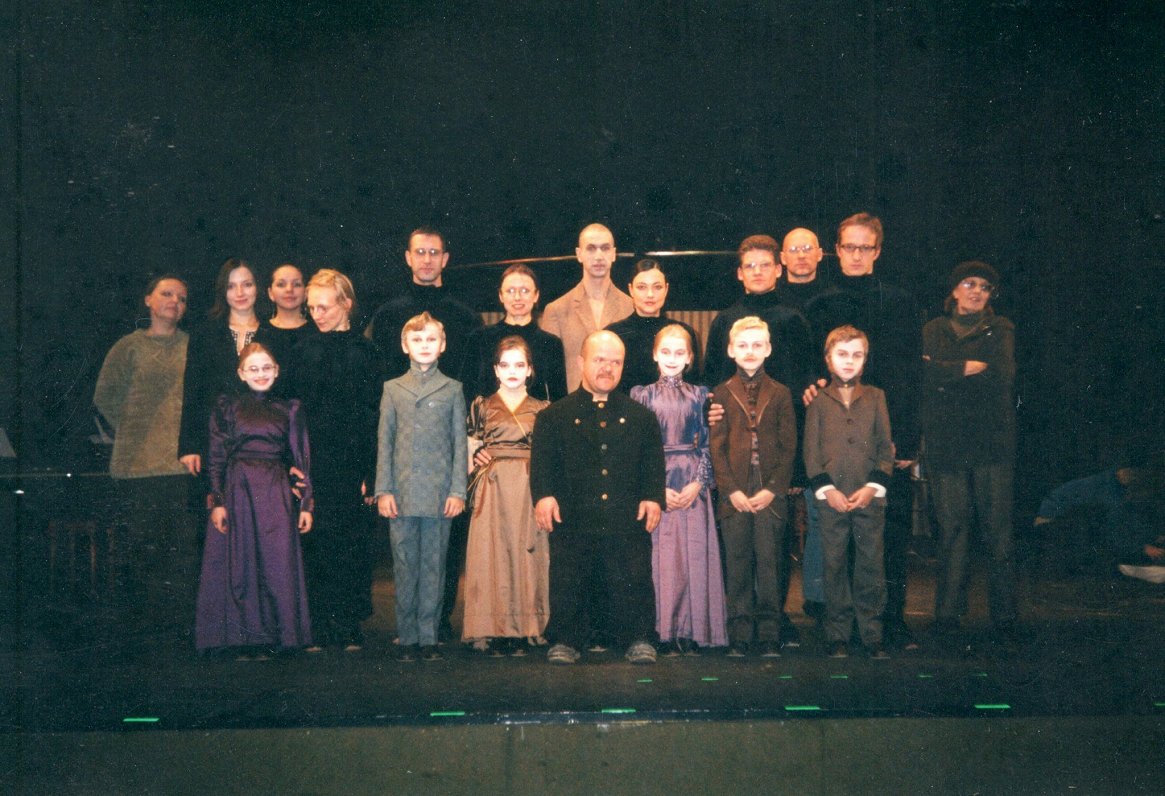 &quot;Stāsts par Kasparu Hauzeru&quot; Jaunajā Rīgas teātrī. Iestudējuma pirmizrādes ansamblis (2002...