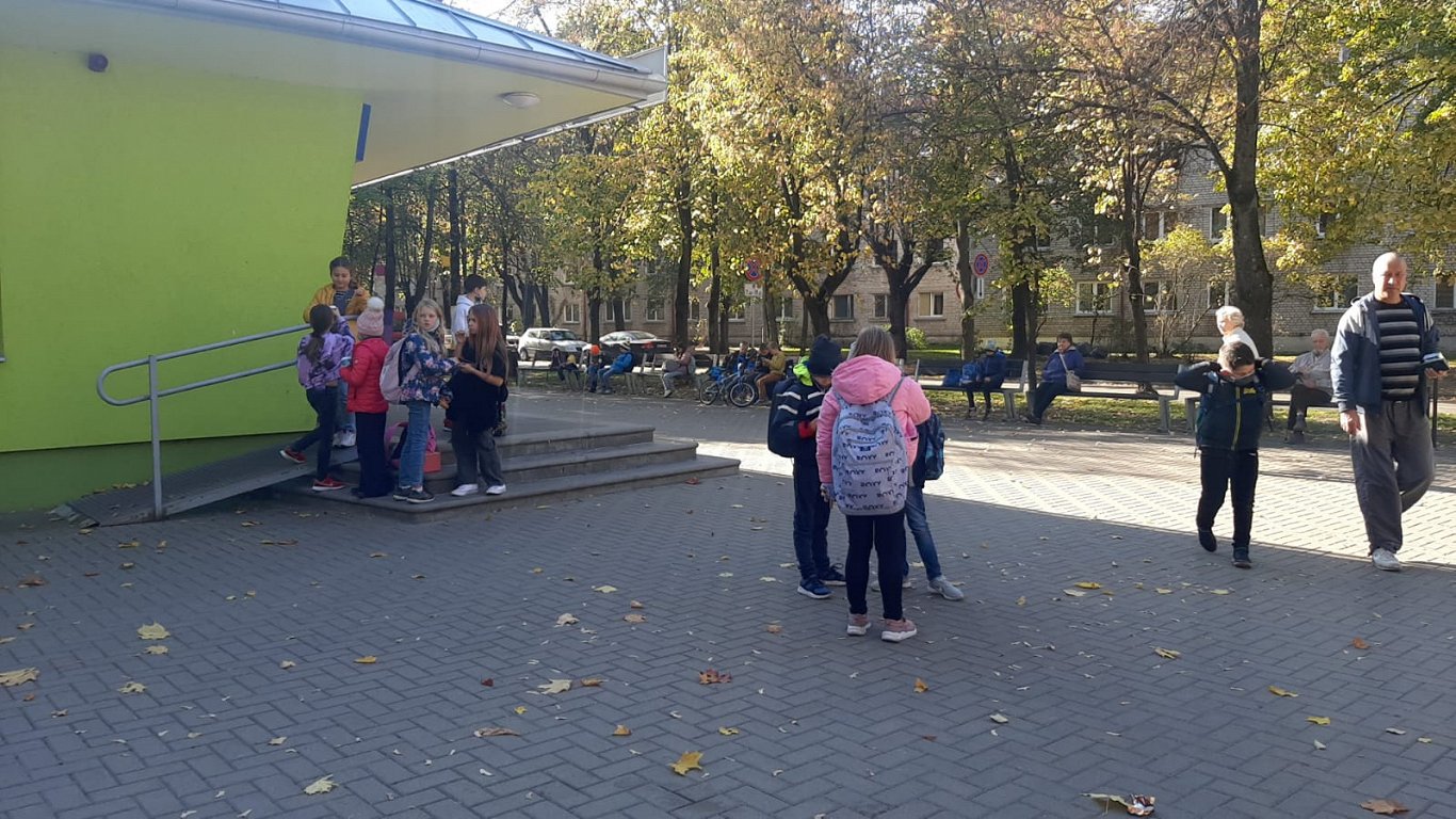 Skolēni pie Rīgas 61. vidusskolas ēkas. 2021. gada oktobris.
