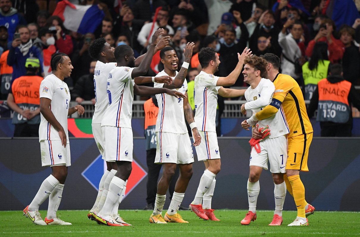 Francijas izlases futbolisti līksmo pēc uzvaras Nāciju līgas finālā