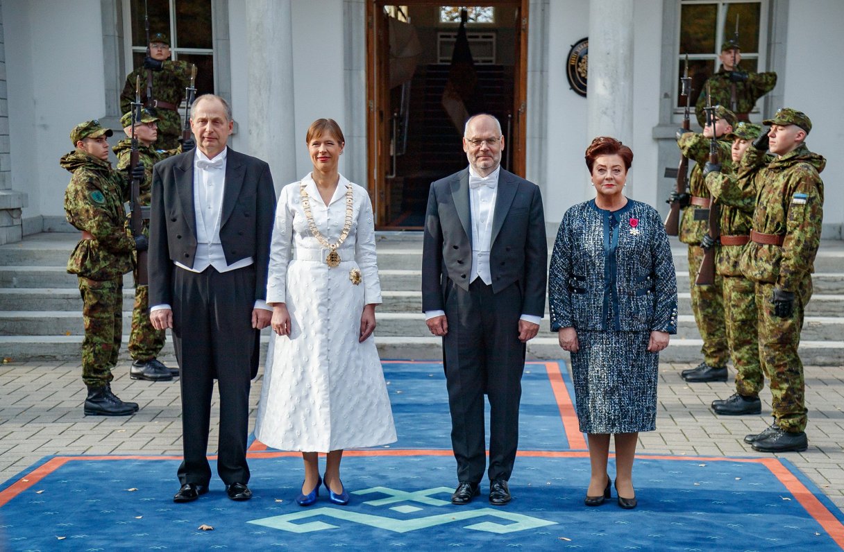 Igaunijas prezidents Alars Kariss ar sievu Sirji (no labās) un aizejošā prezidente Kersti Kaljulaida...