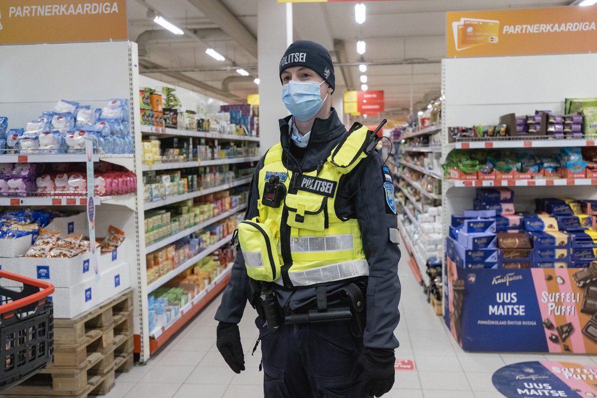 Igaunijas policisti pārbauda masku lietošanas noteikumu ievērošanu veikalā