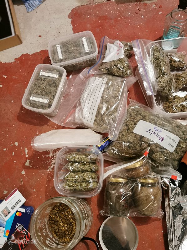 Policijas uzietā marihuānas audzētava Užavas pagastā un narkotiskas garāžā Rīgā