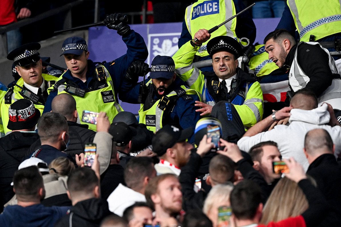 Policija Vemblija stadionā vēršas pret Ungārijas faniem