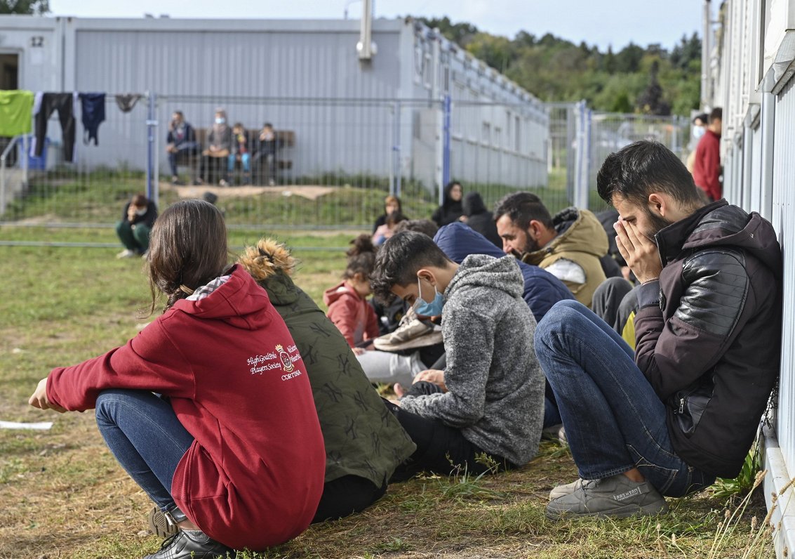 Migranti patvēruma meklētāju uzņemšanas centrā Vācijā. Šogad caur Baltkrieviju un Poliju ieradušies...