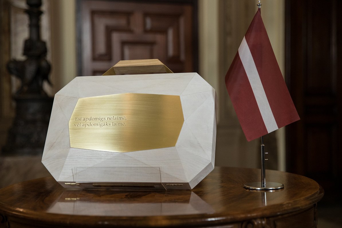 Finanšu ministrs Jānis Reirs Saeimā iesniedza portfeli ar 2022. gada valsts budžeta projektu. Šoreiz...