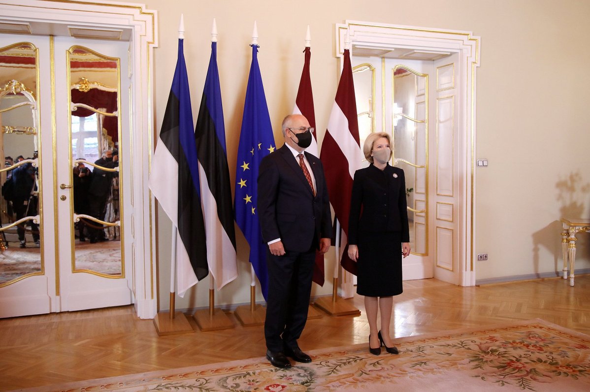Igaunijas prezidents Alars Kariss un Saeimas priekšsēdētāja Ināra Mūrniece tikšanās laikā Saeimas na...