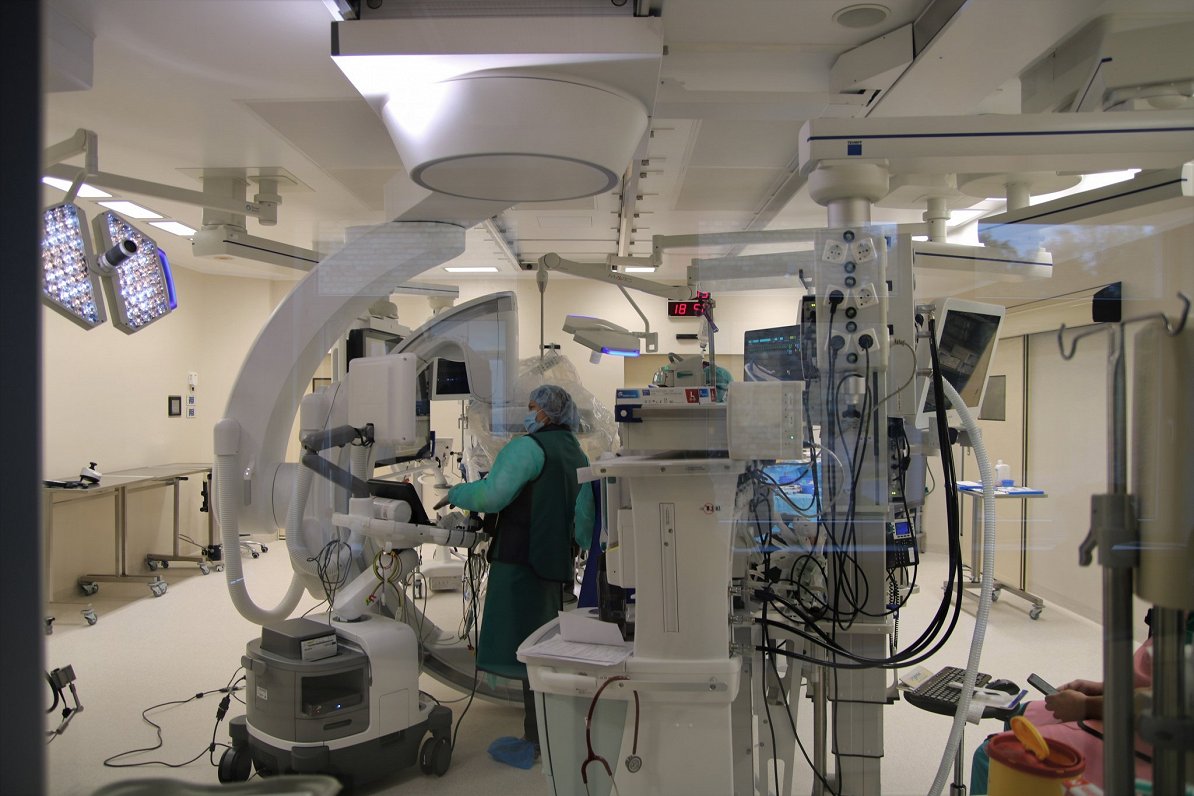 Bērnu slimnīcā atklāta modernākā kardioķirurģijas hibrīdoperāciju zāle Baltijā