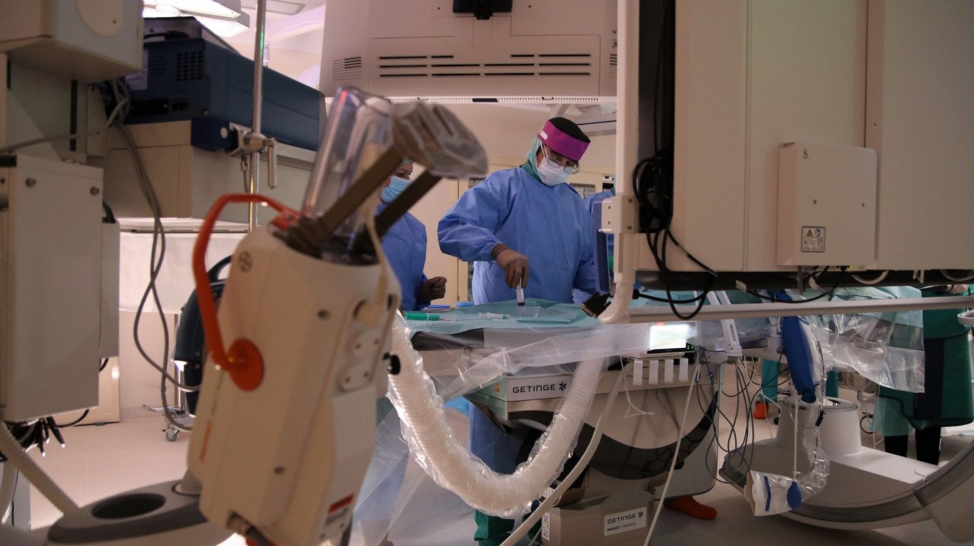 Bērnu slimnīcā atklāta modernākā kardioķirurģijas hibrīdoperāciju zāle Baltijā