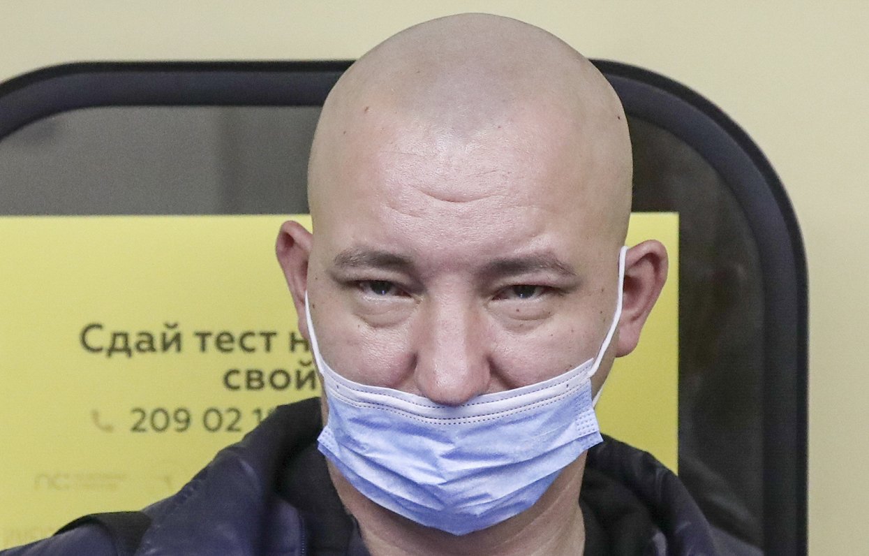Krievijas pilsētas Novosibirskas iedzīvotājs ar nepareizi lietotu sejas masku
