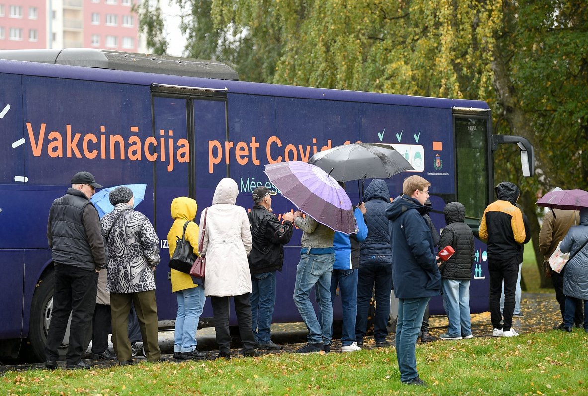 Cilvēki ieradušies saņem poti pret Covid-19 izbraukuma vakcinācijai speciāli pielāgotajā autobusā.