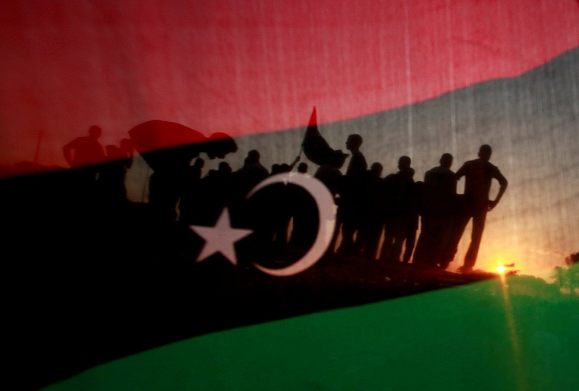 Lībieši caur Lībijas Karalistes karogu svinīgo mītiņu laikā pie Kadafi rezidences Tripolē 2011. gada...