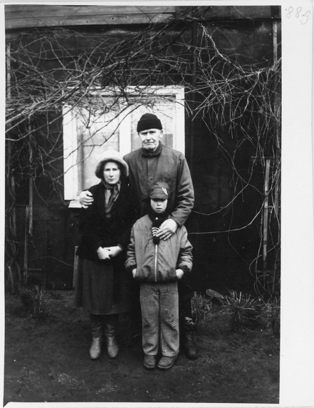 Gunārs Astra ar sievu Līviju un dēlu Kristapu 1988. gadā pie mājas Lucavsalā.