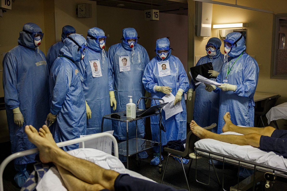 Медики осматривают пациентов в одной из московских больниц