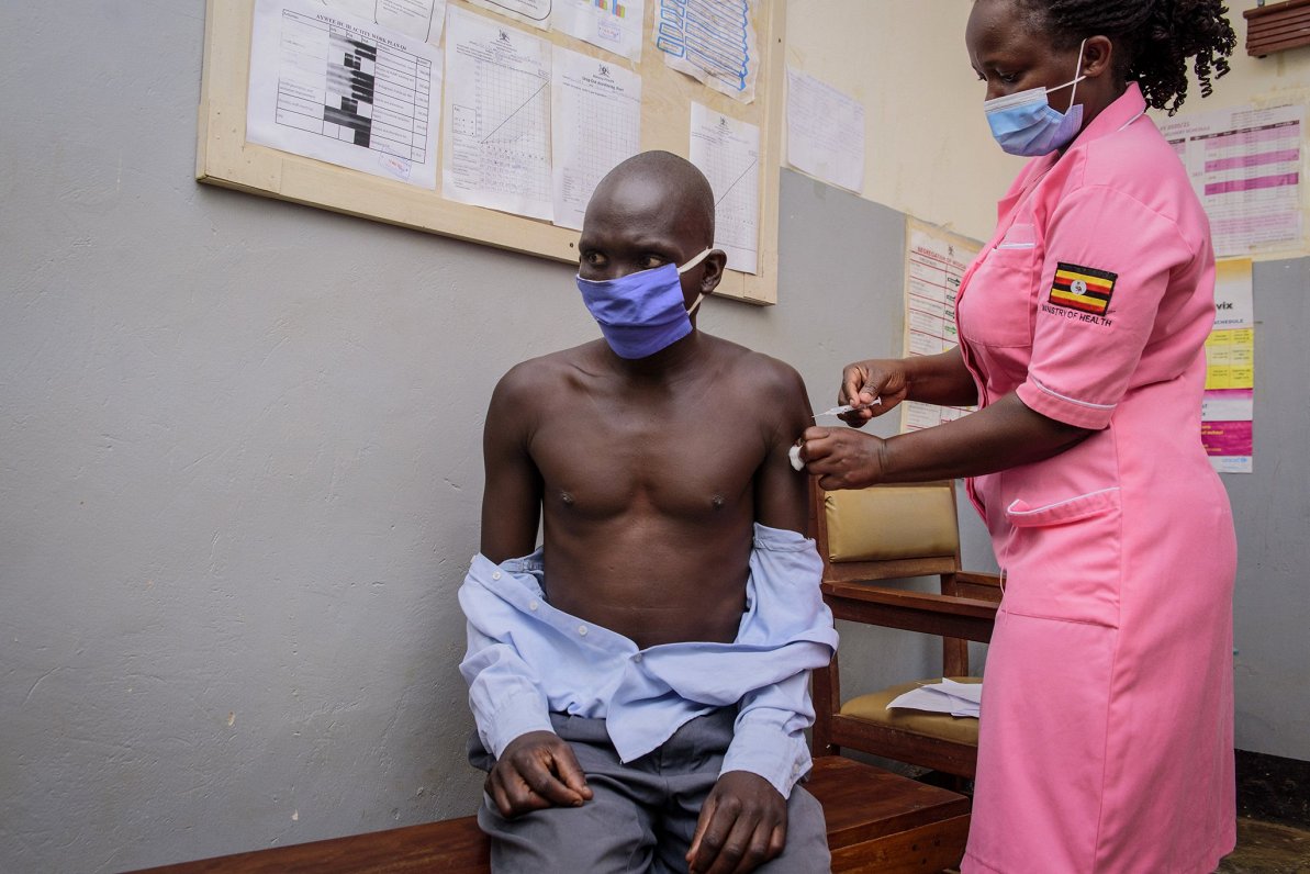 Ugandas iedzīvotājs saņem vakcīnu pret Covid-19. PVO brīdina, ka vakcinācijas temps Āfrikā ir pārāk...