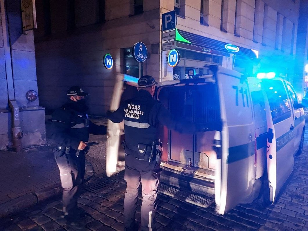 Rīgas pašvaldības policija patrulē pirmajā mājsēdes vakarā (21.10.2021)