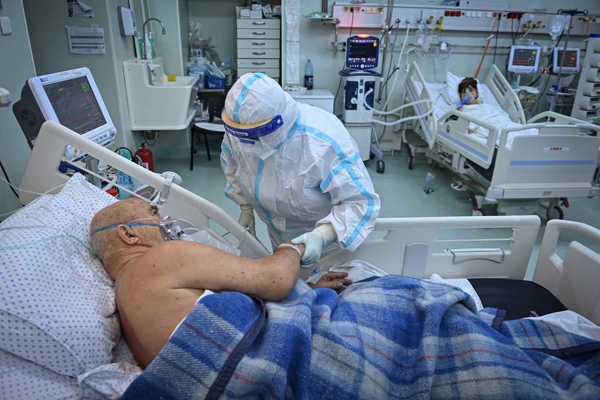 Mediķi sniedz palīdzību Covid-19 pacientam Rumānijā