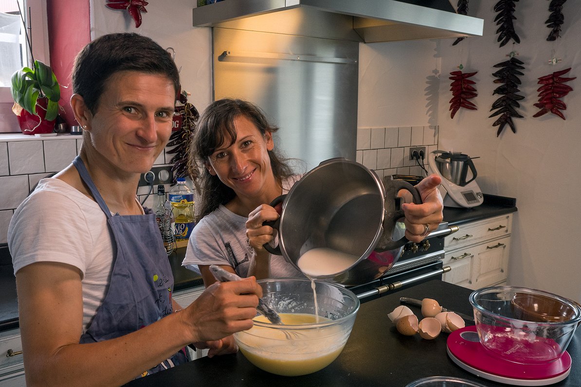 Mariču Amestoja un Marī Lora Irjāra gatavo basku kūku kopīgām vakariņām