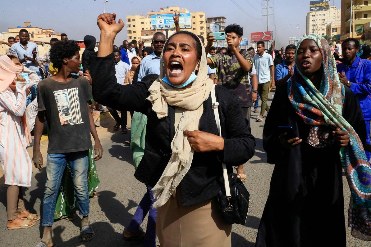 Sudānas galvaspilsētā Hartūmā iedzīvotāji protestē pret notikušo valsts apvērsumu
