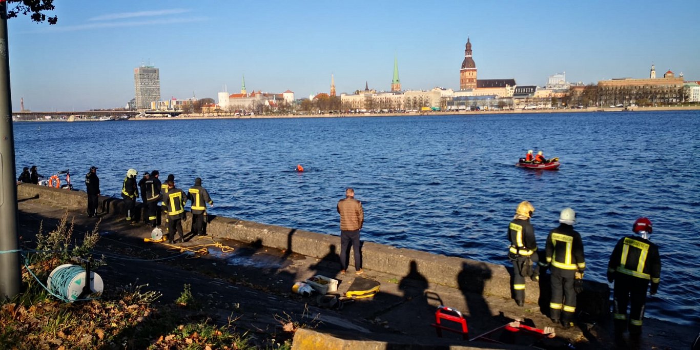 Ūdenslīdēji darbojas netālu no notikuma vietas, kur automašīna ieskrēja Daugavā. 2021. gada 25. okto...