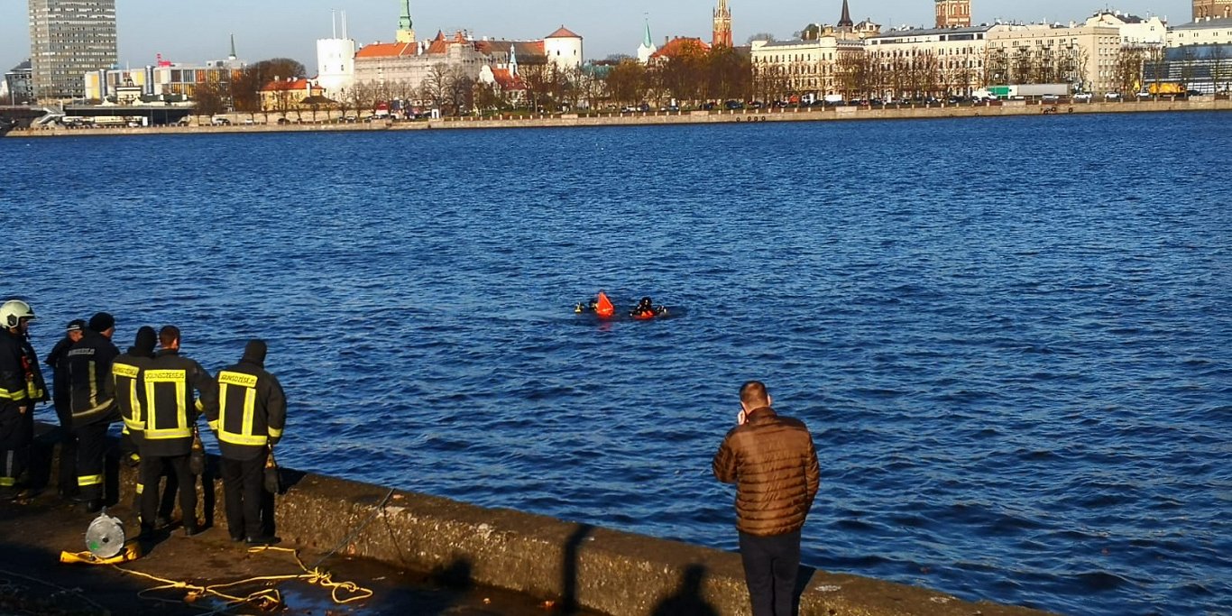 Ūdenslīdēji darbojas netālu no notikuma vietas, kur automašīna ieskrēja Daugavā. 2021. gada 25. okto...