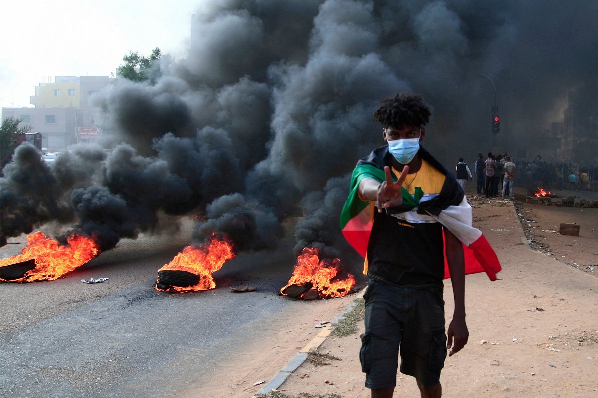 Sudānas galvaspilsētā Hartūmā protestētāji dedzina riepas, vēršoties pret notikušo valsts apvērsumu