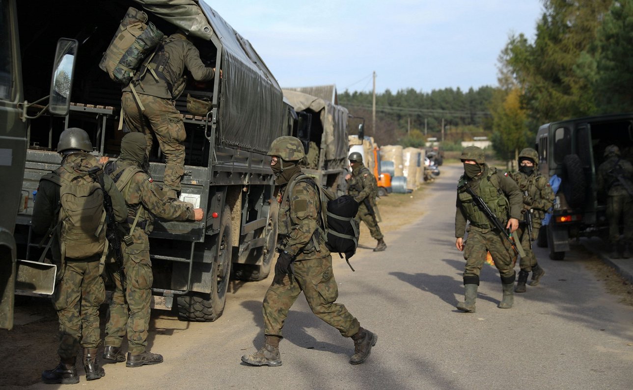 Polijas karavīri, kas palīdz sargāt robežu ar Baltkrieviju