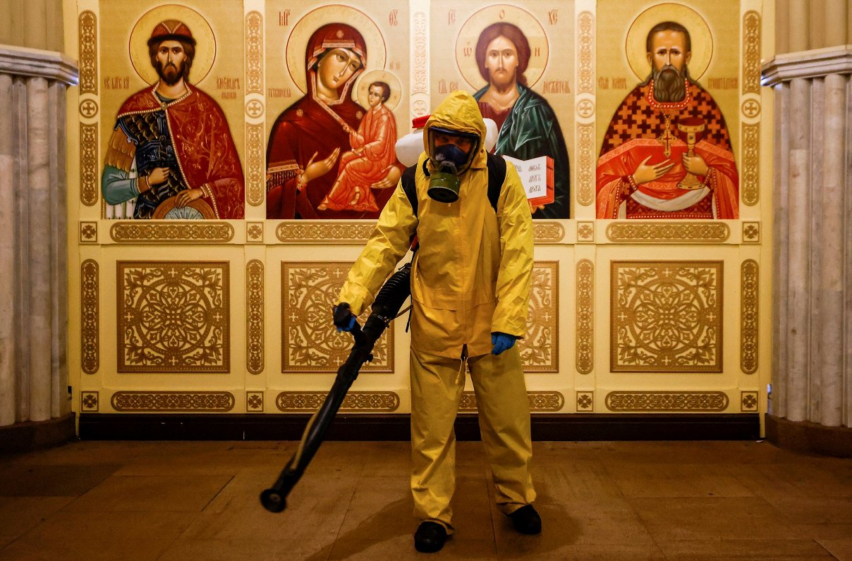 Darbinieks veic dezinfekciju Ļeņingradas dzelzceļa stacijā Maskavā