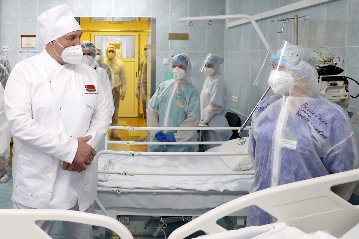 Aleksandrs Lukašenko apmeklē Covid-19 pacientu hospitāli, 2021. gada 20. oktobris