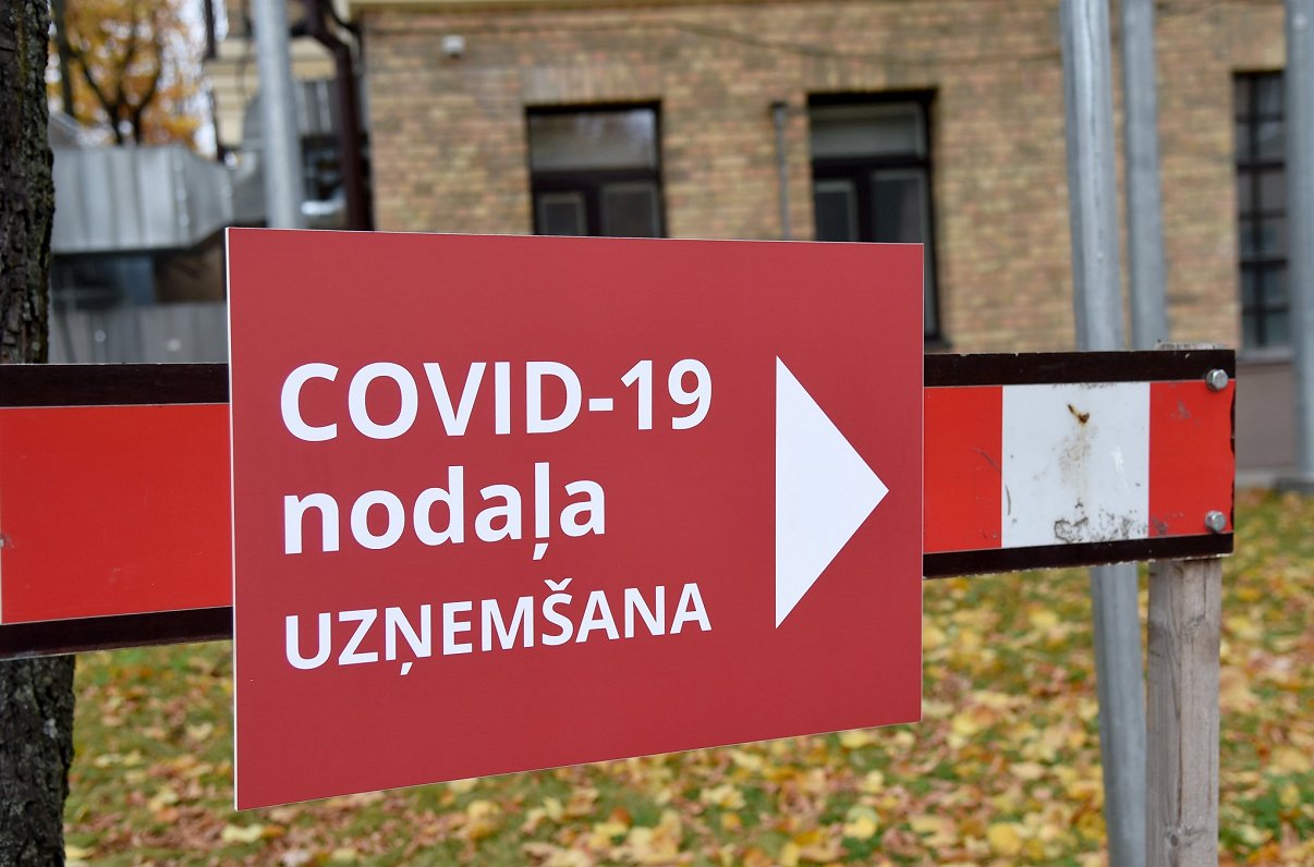 Norāde uz Covid-19 pacientu ārstēšanas nodaļu Rīgas 1.slimnīcas teritorijā.