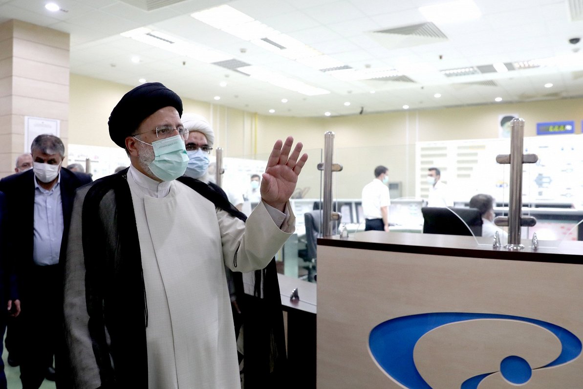 Irānas prezidents Ebrahims Raisi apmeklē Būšehras atomelektrostaciju. Irāna apgalvo, ka tās kodolene...