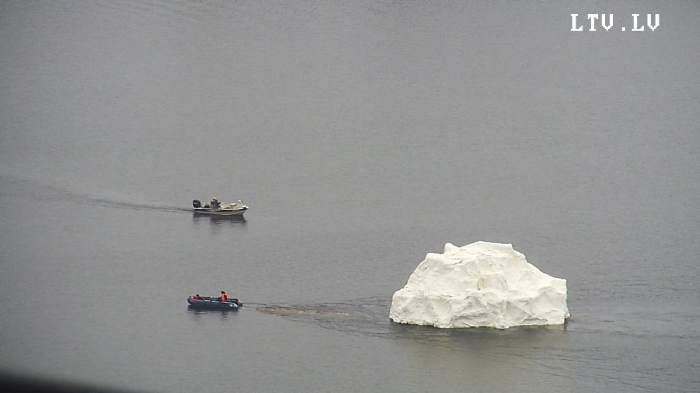 KNAB Daugavā ielaiž «korupcijas aisberga» simbolu
