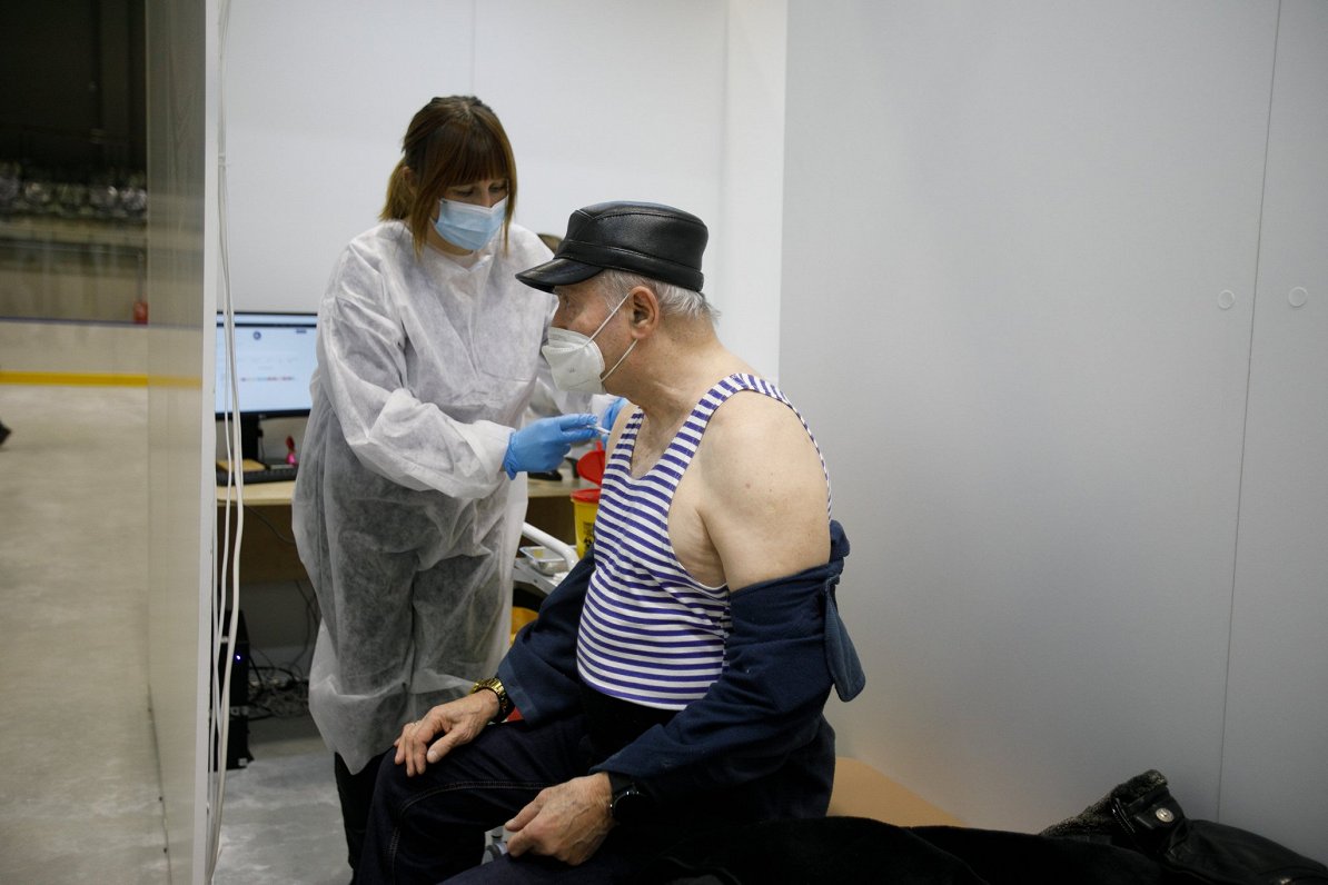 Lietuvas pilsētas Kauņas iedzīvotājs saņem vakcīnu pret Covid-19