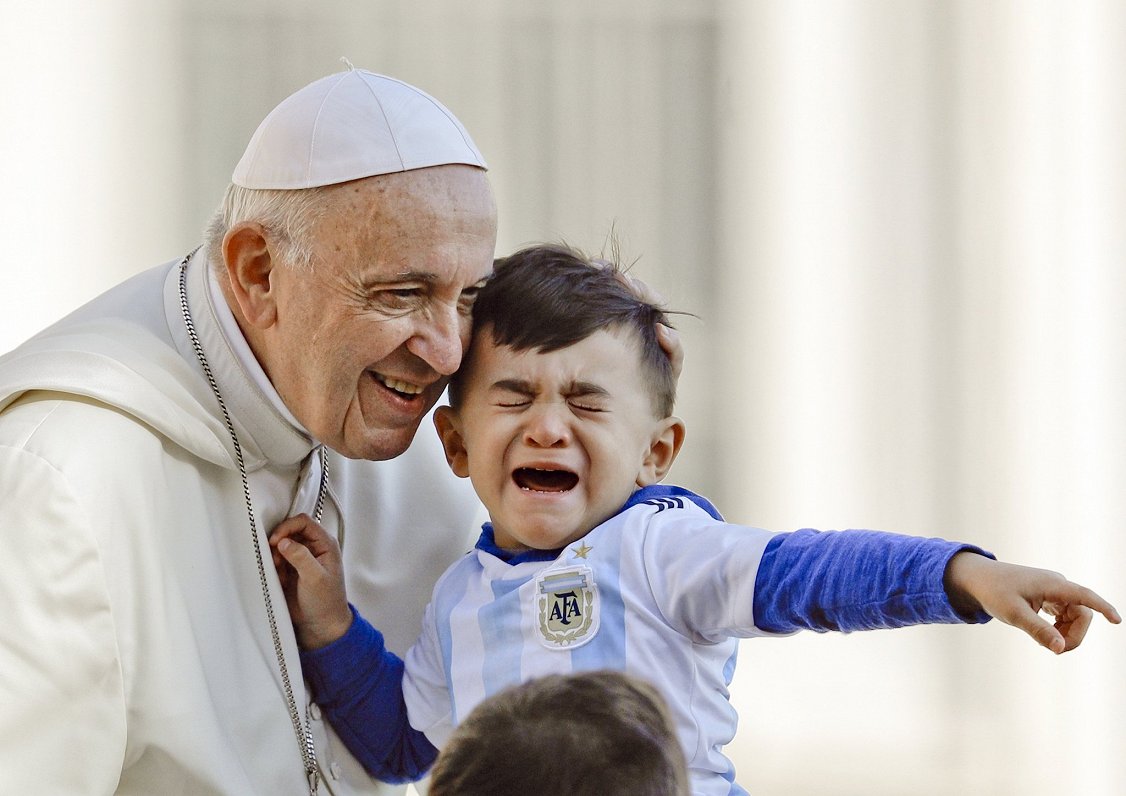 Pāvests Francisks mierina bērnu
