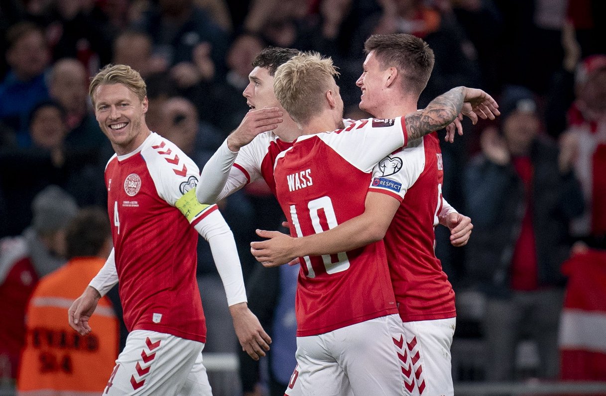 Dānijas futbolisti priecājas par vārtu guvumu spēlē pret Austriju