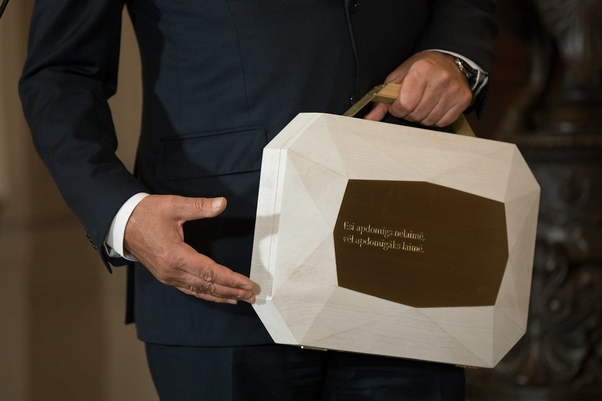 Finanšu ministrs Jānis Reirs Saeimā iesniedza portfeli ar 2022. gada valsts budžeta projektu.