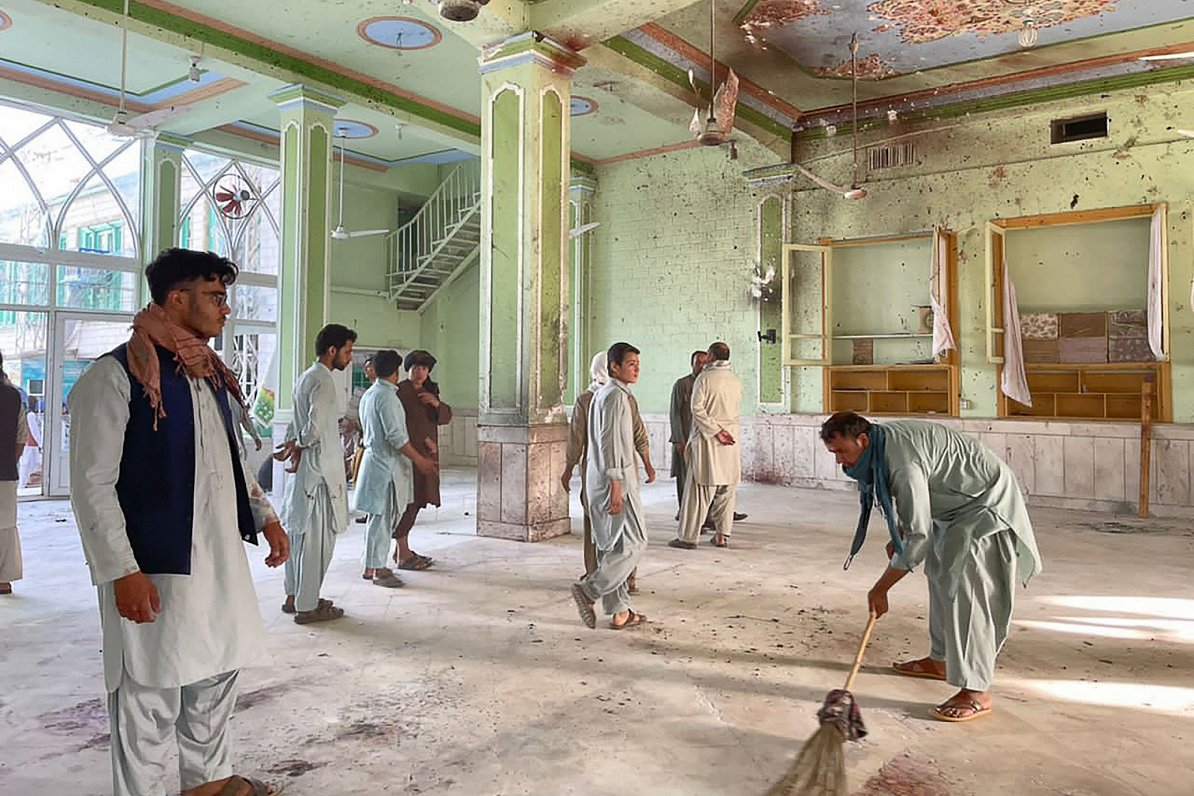 Mošejas uzkopšanas darbi pēc sprādziena