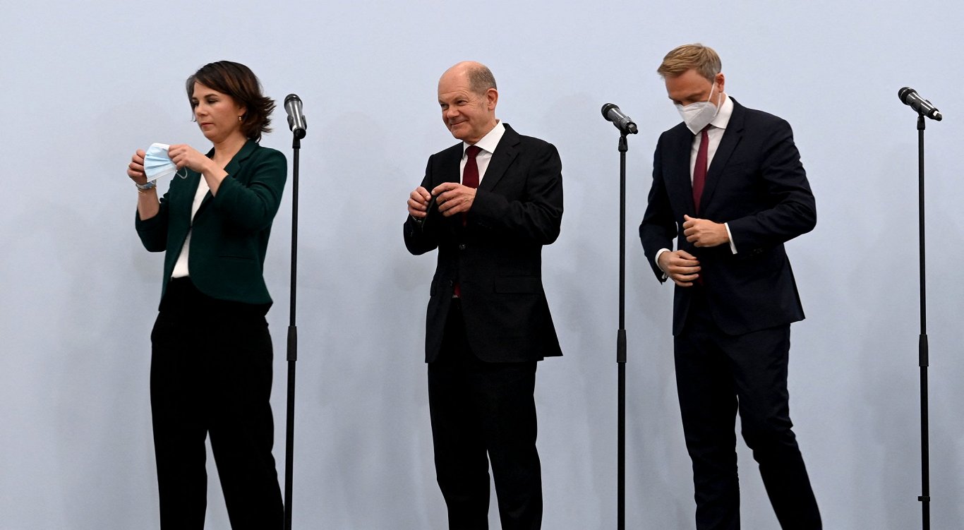 Valdību veidojošo partiju līderi: Kristians Lindners (no labās), Olafs Šolcs un Annalēna Bērboka