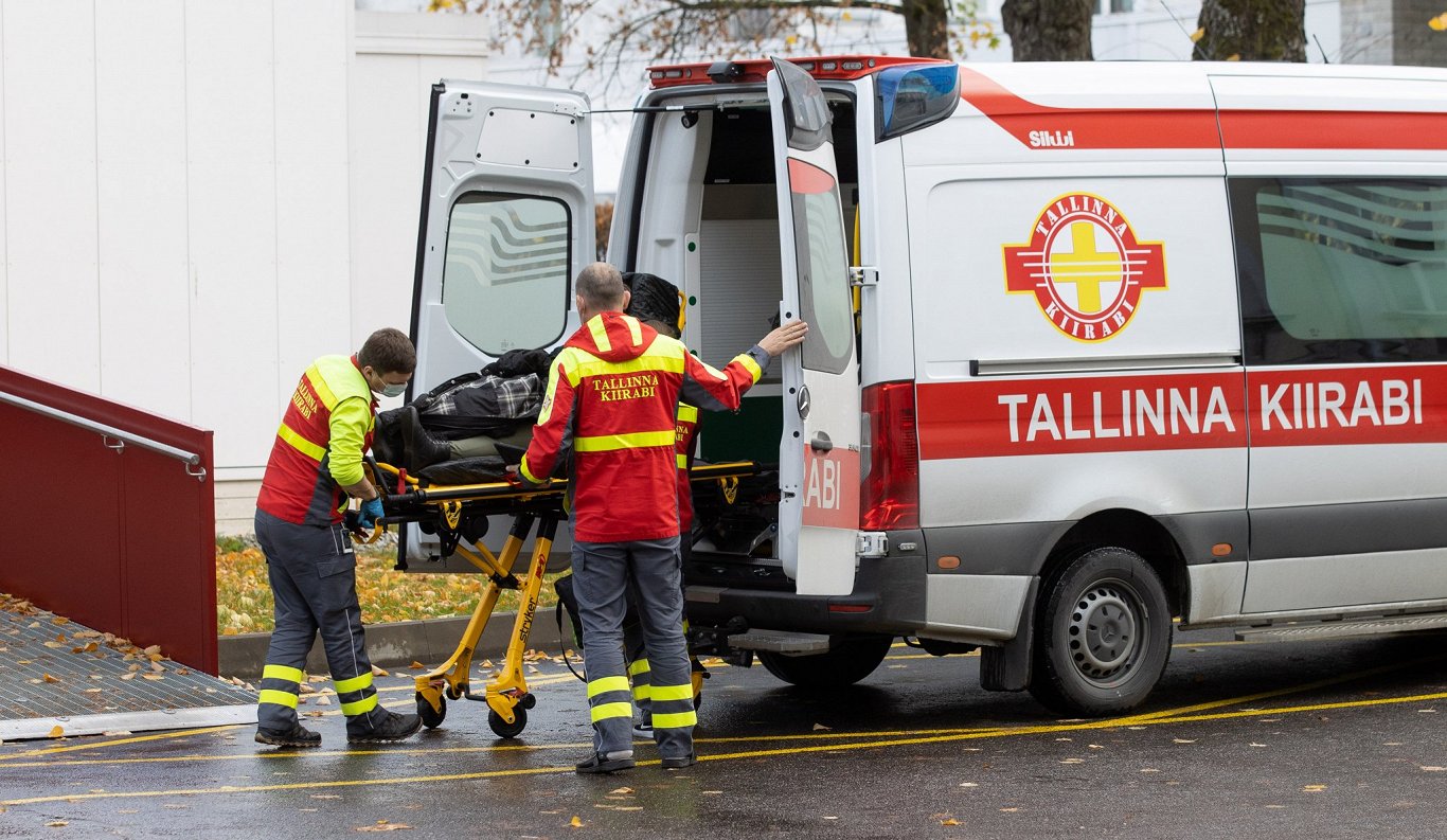 Tallinas ātrās palīdzības dienests ieved kārtējo Covid-19 pacientu.