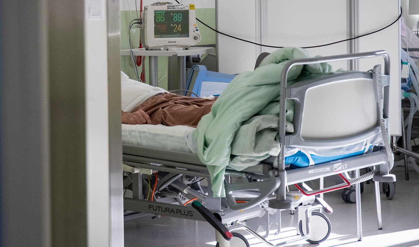 Covid-19 pacients slimības gultā slimnīcā.