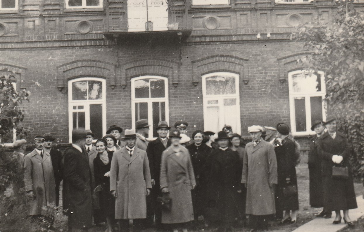 1918. gada skolotāju sagatavošanas kursu dalībnieku salidojums. Pirmais no kreisās Vikentijs Latkovs...