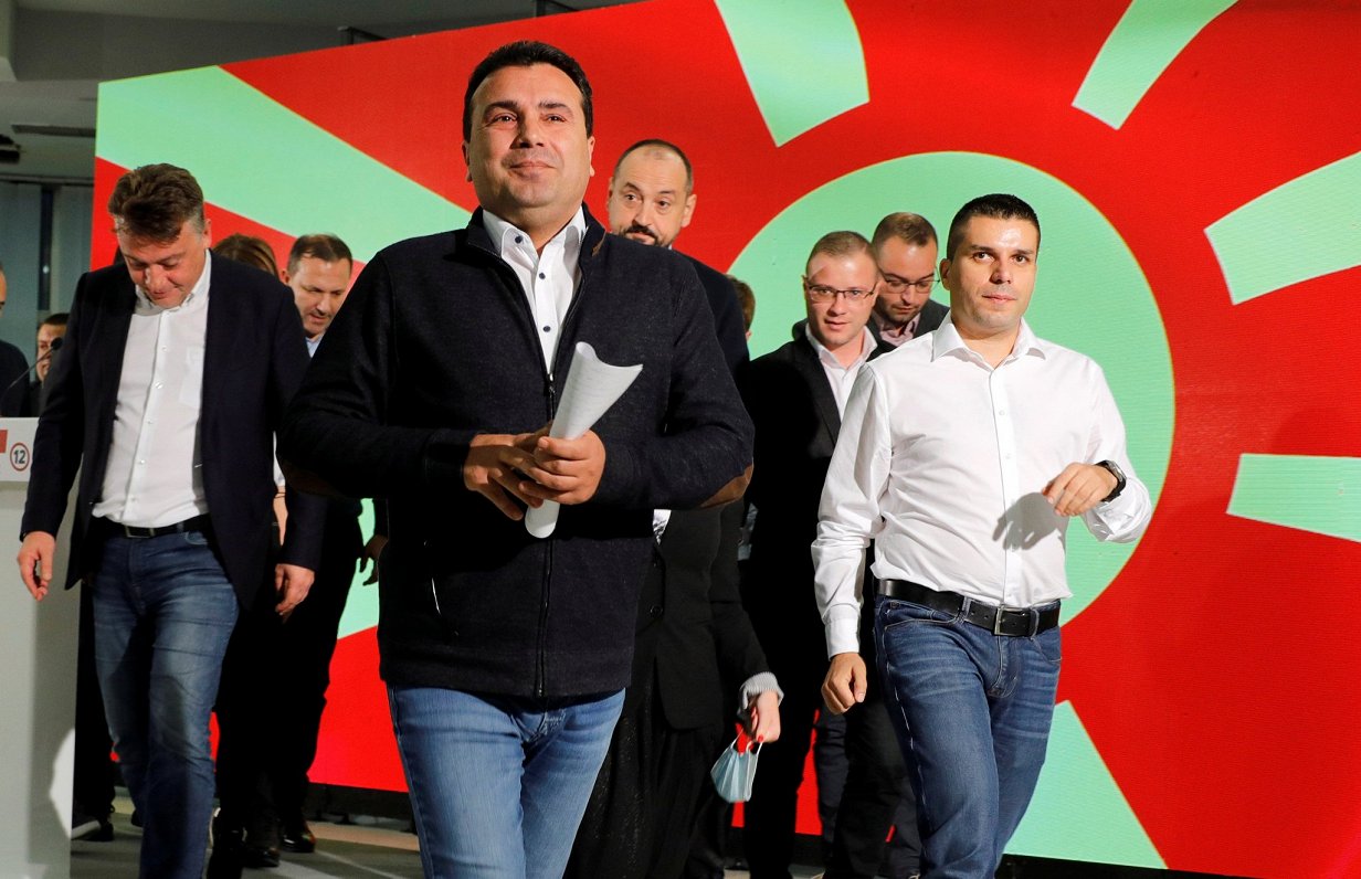 Ziemeļmaķedonijas premjers Zorans Zajevs (priekšplānā) paziņojis par demisiju