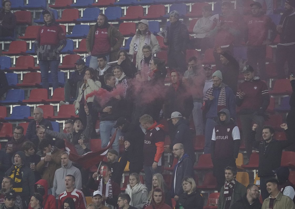 Skatītāji dedzina dūmu sveces Latvijas un Norvēģijas futbola izlašu spēlē stadionā &quot;Daugava&quo...