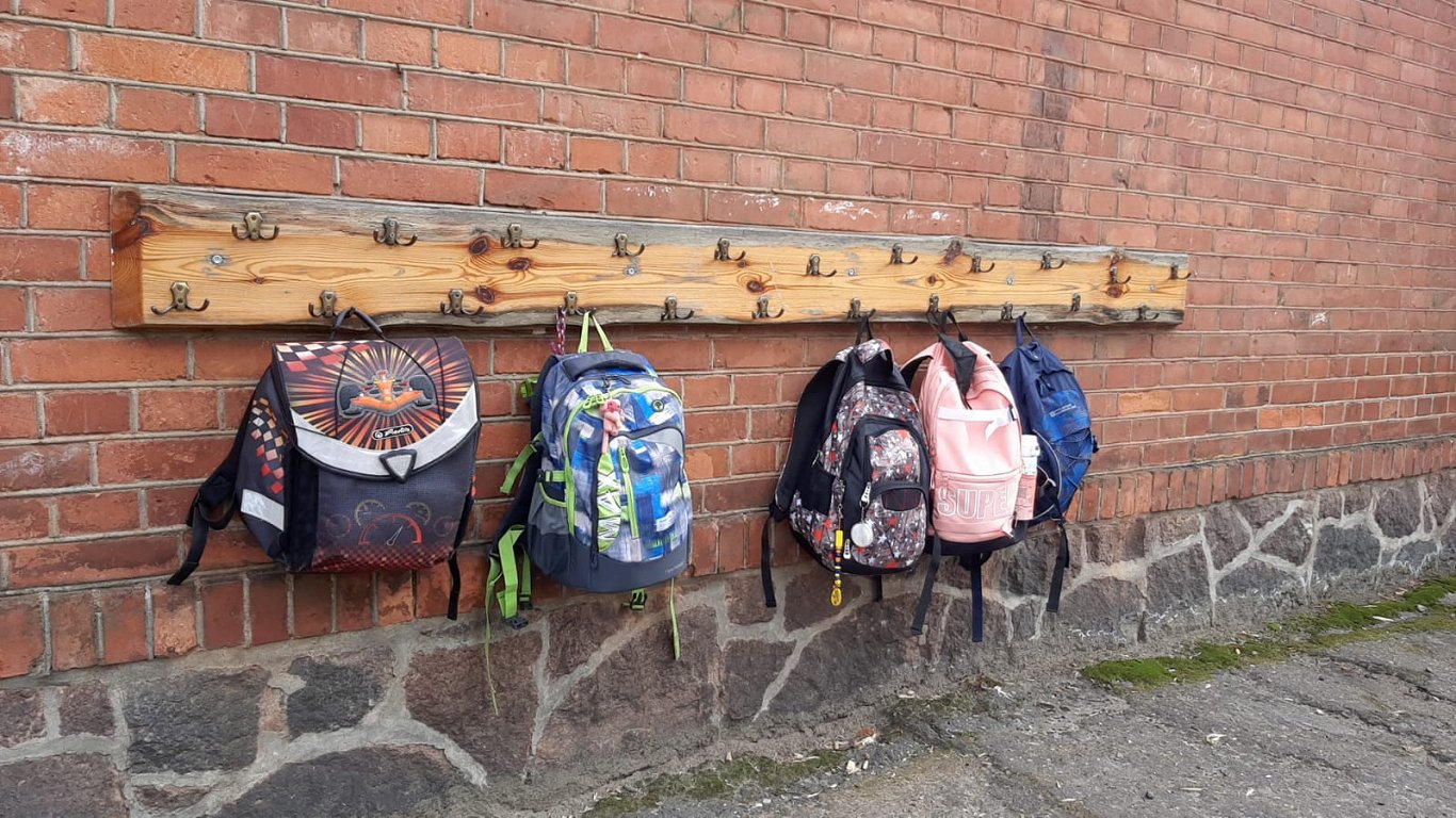 Skolas somas pie skolas ieejas.