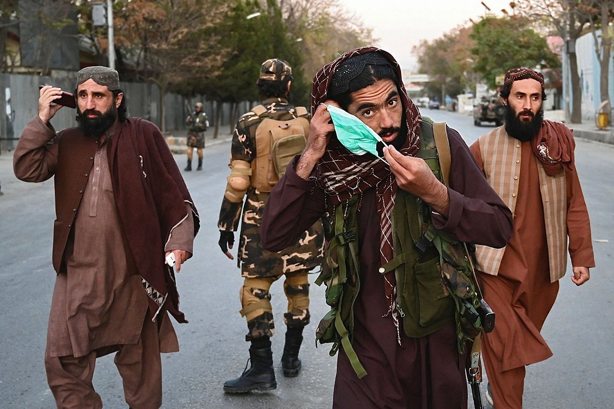&quot;Taliban&quot; kaujinieki patrulē pie kara hospitāļa Kabulā, kur otrdien nogranda sprādziens