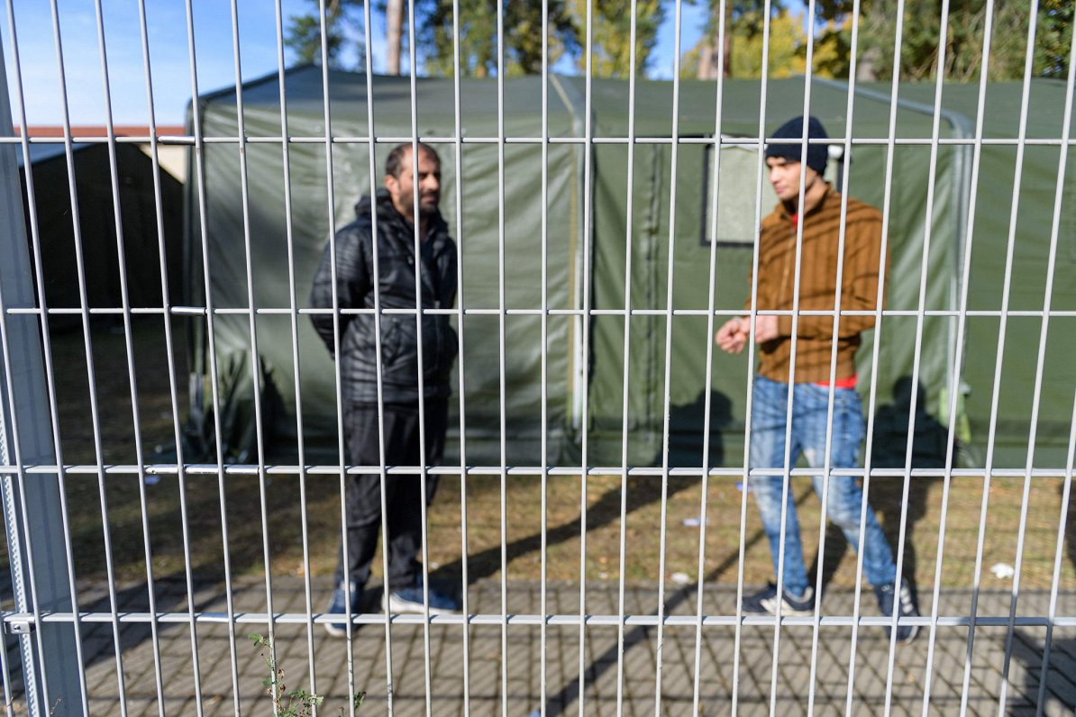 Irākiešu bēgļi no Baltkrievijas pagaidu uzturēšanās mītnē.