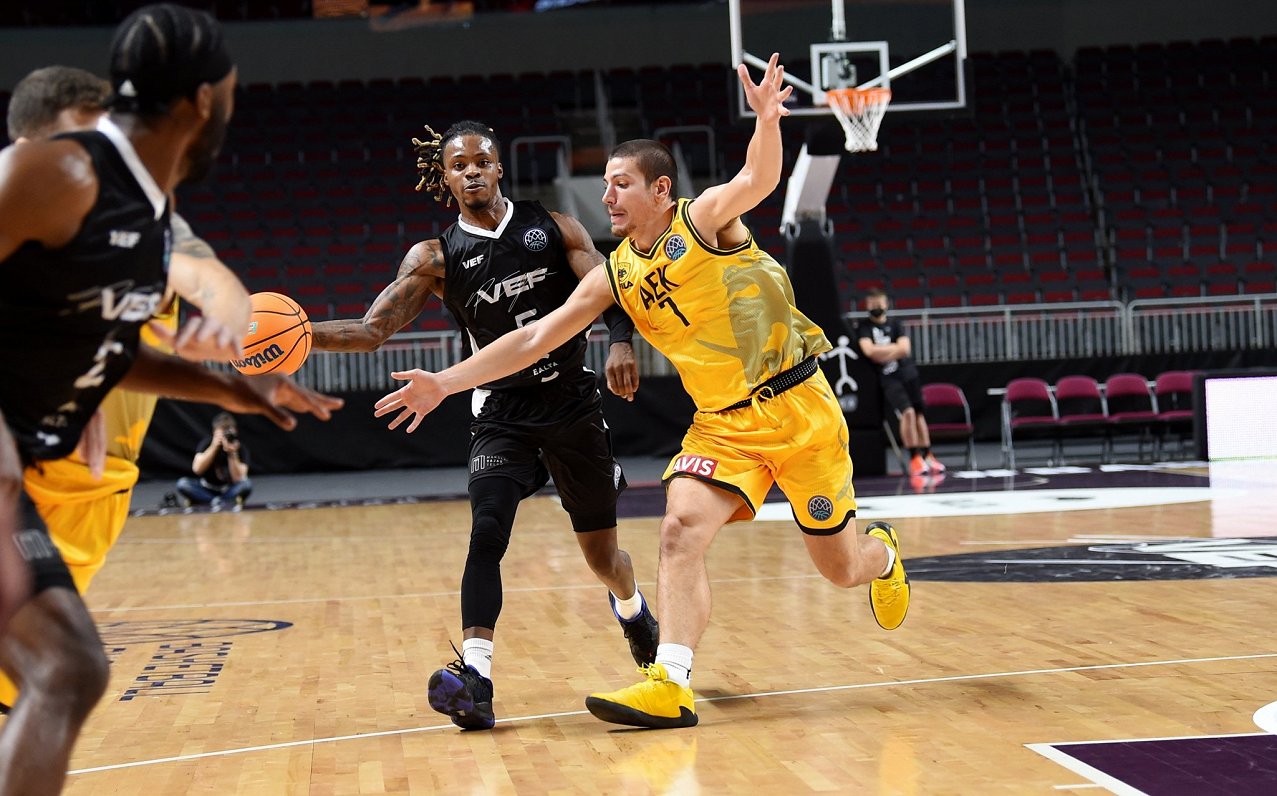 &quot;VEF Rīga&quot; basketbolists Džalens Reilijs (centrā pa kreisi) Čempionu līgas spēlē pret Atēn...