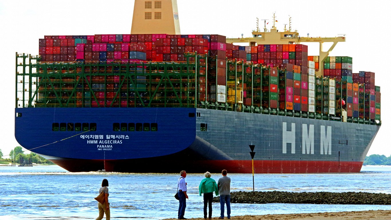 Algeciras, крупнейший в мире контейнеровоз (вместимость — 24 тыс. контейнеров), в порту Гамбурга.  1...