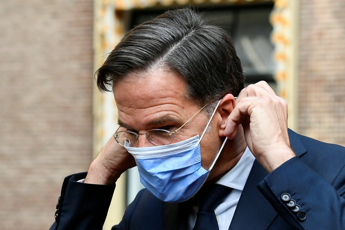 Nīderlandes premjers Marks Rute ar sejas masku
