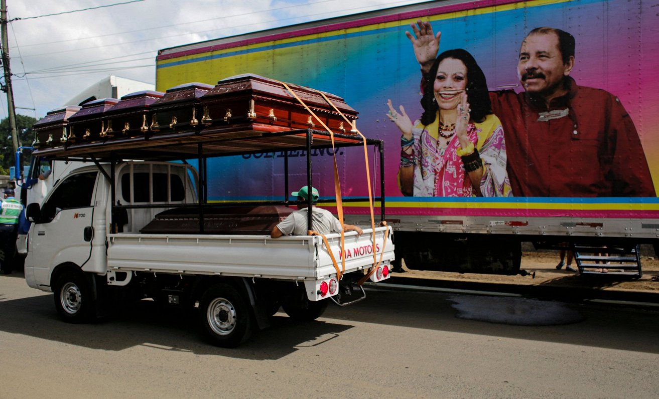 Autobuss ar plakātu, kurā redzams Nikaragvas līdzšinējais prezidents Daniels Ortega.